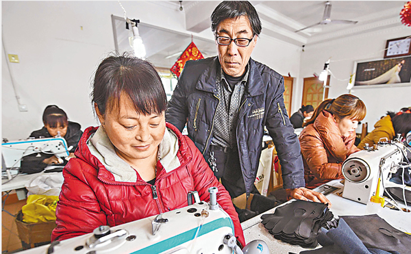 河北武強縣利用扶貧資金為貧困戶購進650台縫紉機，去年實現手套加工收入1,200餘萬元，2,000多貧困人口借助這一產業實現穩定脫貧。 新華社