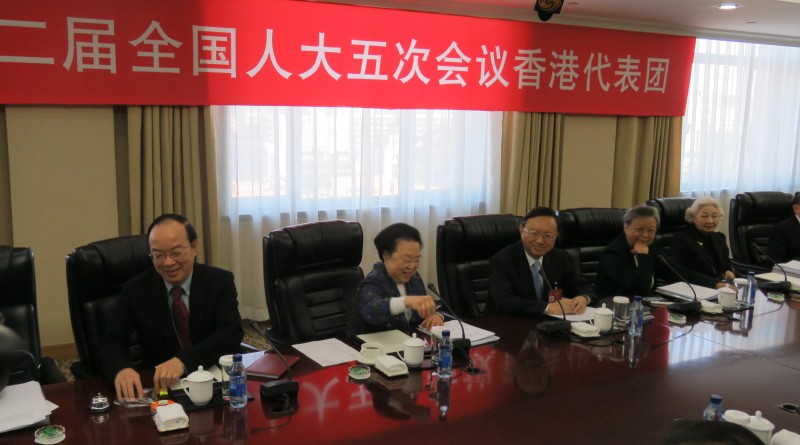 楊潔篪（中）昨日出席港區人大代表團審議，表示要堅決反對「港獨」。