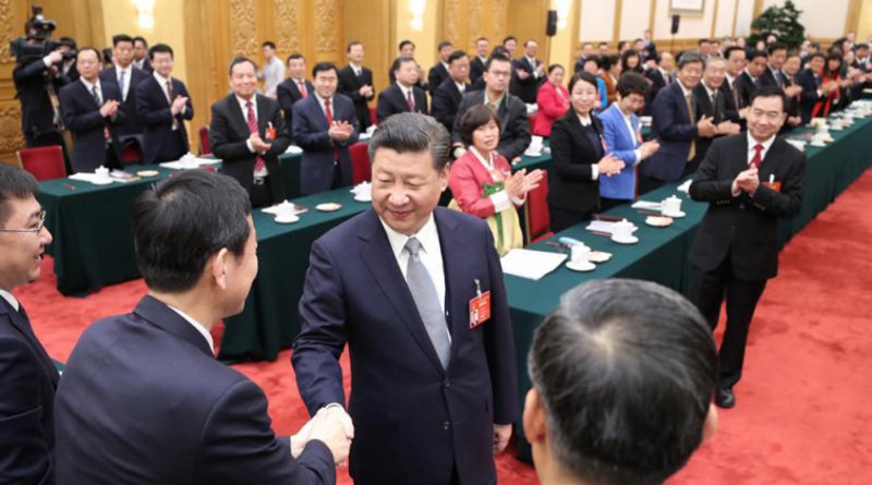 習近平與遼寧代表握手。 新華社