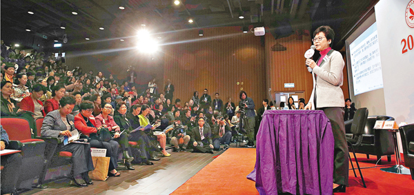 林鄭月娥在婦聯交流會上承諾，倘當選，定會委任更多女性出任司局長。劉國權 攝