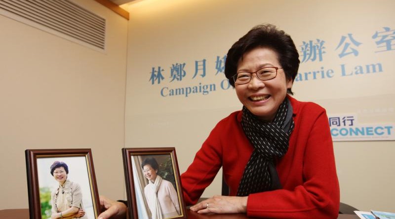 林鄭辦公桌上有兩張笑靨如花個人照，原來都是過去接受《大公報》專訪時所攝\大公報記者蔡文豪攝