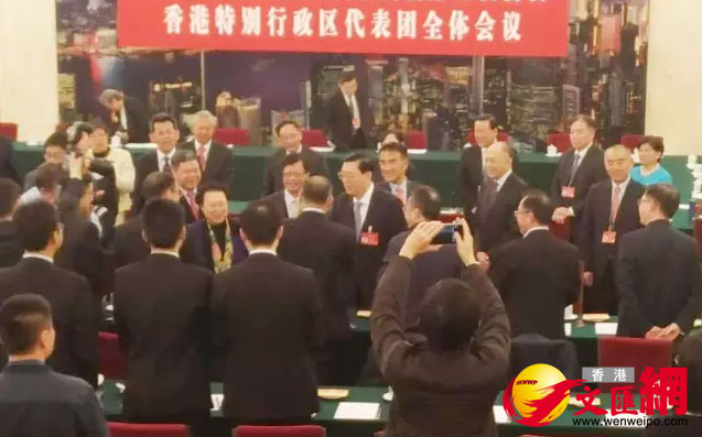 ３月６日上午，中共中央政治局常委、全國人大常委會委員長張德江到人民大會堂香港廳，與港區全國人大代表一起審議政府工作報告（文匯網記者許嘉信攝）