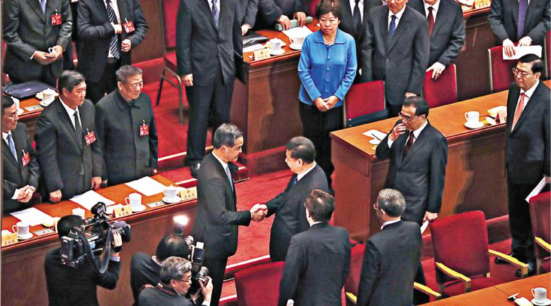 國家主席習近平同梁振英親切握手，祝賀梁當選全國政協副主席，其他政治局常委亦上前道賀 美聯社