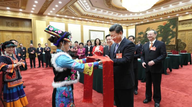 四川代表團少數民族代表向習近平總書記獻上哈達、羌紅，表達美好祝福\新華網