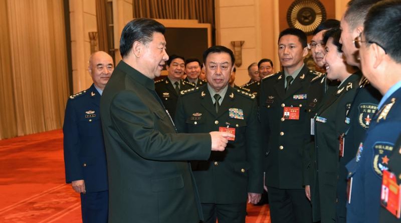 3月12日，習近平出席十二屆全國人大五次會議解放軍代表團全體會議並發表重要講話。會議結束時，習近平親切接見來自基層部隊的部分軍隊人大代表/新華社