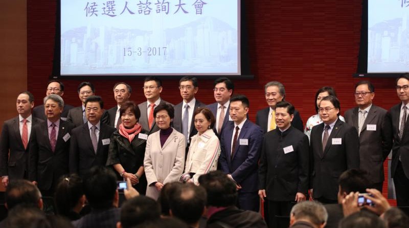 林鄭月娥（前排左五）昨日出席金融服務界候選人諮詢大會，向逾200名業界闡述政綱交流意見/大公報記者蔡文豪攝