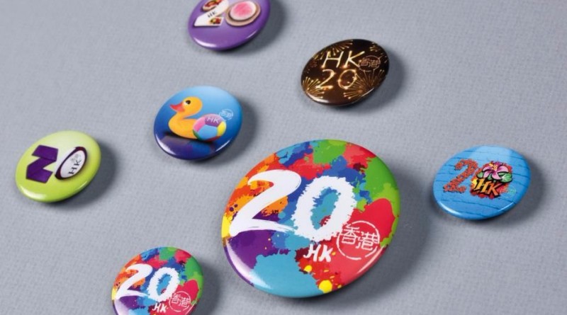 張建宗在網誌則上載一張攝有多個寫上「20 HK」字樣的襟章，款式包括彩繪圖、黃色鴨等（張建宗網誌）