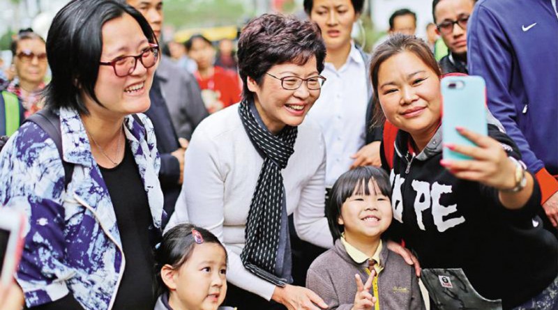 林鄭月娥昨走訪多區向市民「謝票」，所到之處皆被「粉絲」簇擁要求合照 大公報記者何嘉駿攝