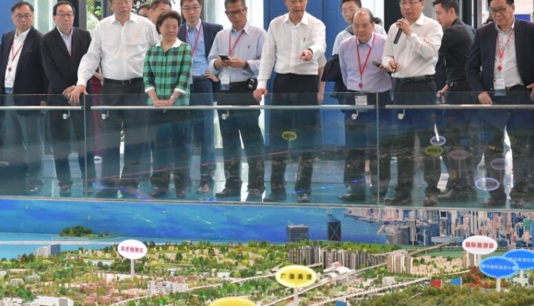 　　梁振英（前排右四）率本港考察團21日參觀中山市翠亨新區規劃館。旁為政務司司長張建宗（前排右三）和財政司司長陳茂波（前排右五）。