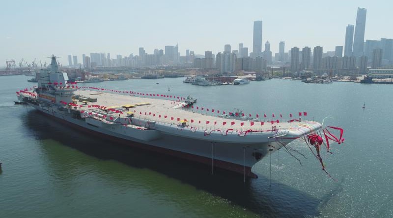 26日，中國首艘國產航空母艦下水儀式在中國船舶重工集團公司大連造船廠舉行。圖為航空母艦在拖曳牽引下緩緩移出船塢，停靠碼頭 新華社
