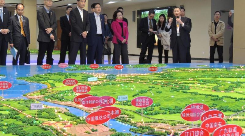 梁振英明日率團到訪大灣區六個城市。圖為梁2015年12月到訪江門參觀大廣海灣經濟區規劃館，這也是今次考察的其中一個點/資料圖片