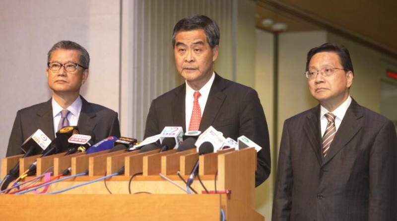 梁振英宣布，政府決定收緊印花稅機制，建議修訂法例，如果「一約多夥」買家要按15%新稅率來繳稅。