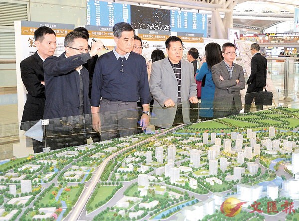梁振英今日將率團考察大灣區6城市。圖為梁振英早前參觀廣州城市建設。 資料圖片