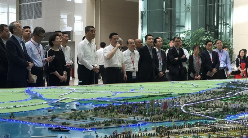 19日上午，香港特區行政長官梁振英率領約35人考察團從香港出發，考察粵港澳大灣區城市群。

大公文匯傳媒集團記者黃寶儀攝