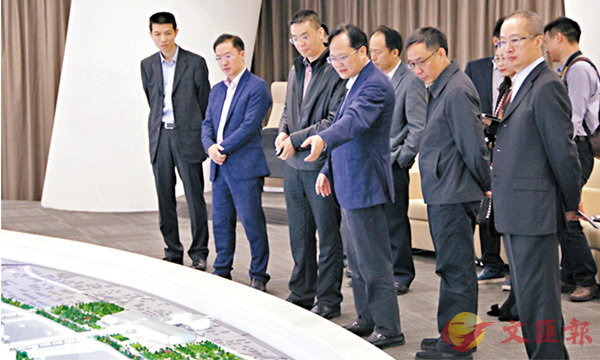 陳冬參觀珠江新城CBD規劃展覽館。 中聯辦圖片