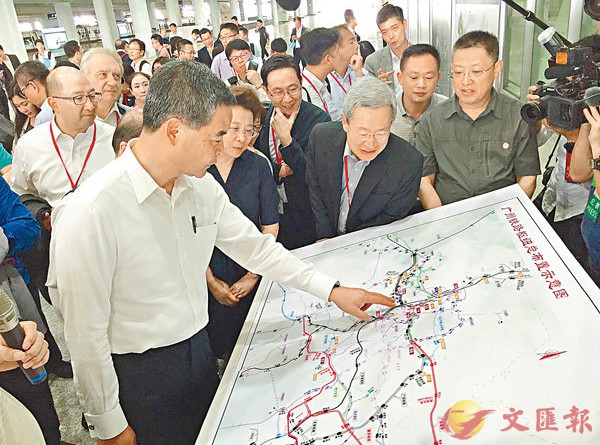 特首梁振英率考察團在廣深港高鐵廣州南站了解廣州與周邊城市的交通建設規劃。 胡若璋 攝