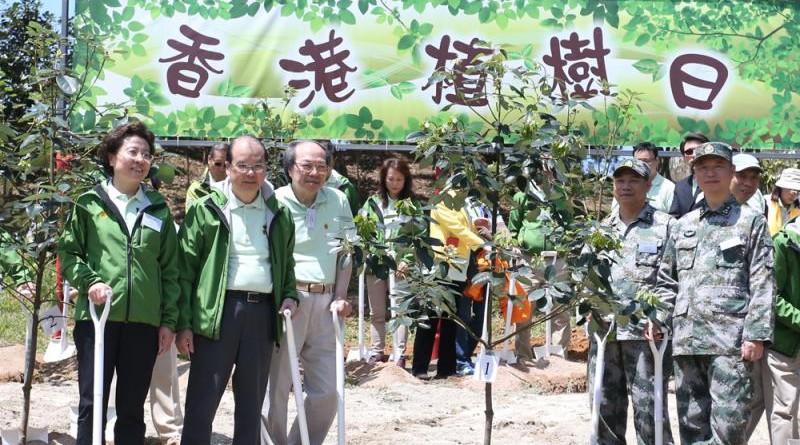 中聯辦副主任仇鴻（左一）、署理行政長官張建宗（左二）、解放軍駐港部隊司令員譚本宏（右二）及政治委員岳世鑫（右一）擔任主禮嘉賓