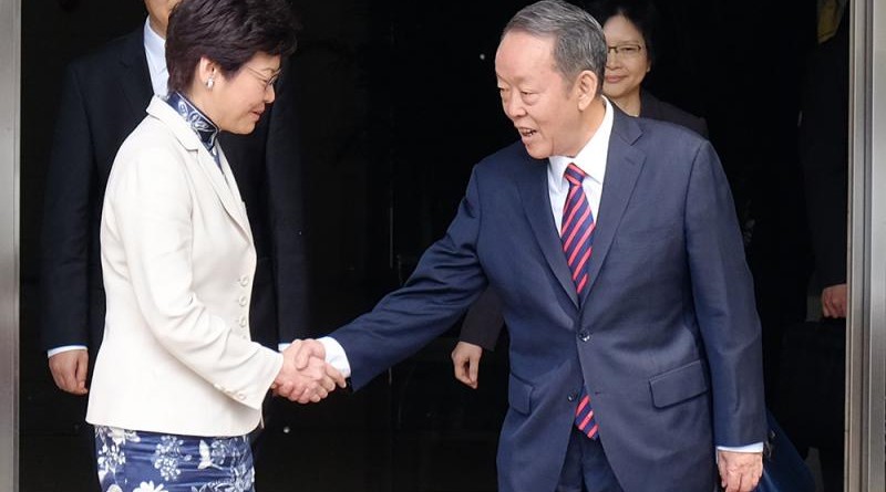 林鄭離開港澳辦時，王光亞與她握手\大公報記者馮瀚林攝