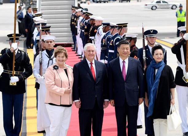 4月6日，國家主席習近平乘專機抵達美國佛羅里達州，將在海湖莊園同美國總統特朗普舉行中美元首會晤。習近平和夫人彭麗媛受到美國國務卿蒂勒森夫婦等熱情迎接。新華社