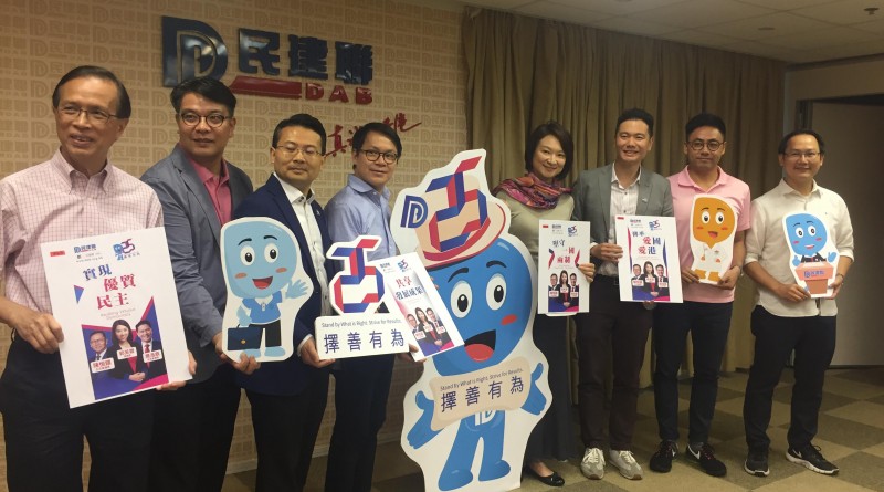 李慧瓊（右四）昨率一眾成員介紹25周年黨慶活動。記者馮煒強攝