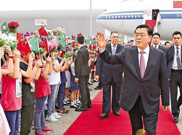 中共中央政治局常委、全國人大常委會委員長張德江昨日抵達澳門國際機場，開始對澳門特別行政區的視察。新華社