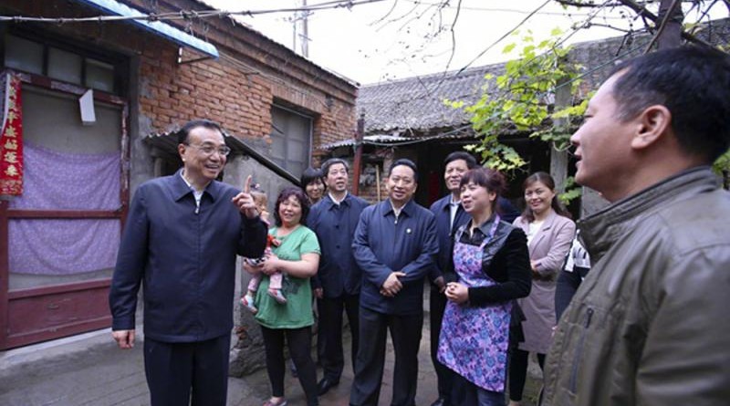 在開封棚戶區，李克強與當地居民親切交談\網絡圖片