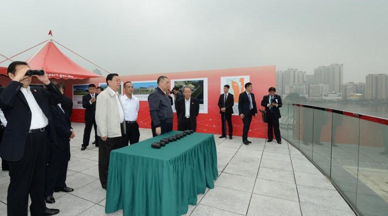 張德江委員長在澳門格蘭披治賽車大樓頂層遠眺興建中的港珠澳大橋\澳門新聞局