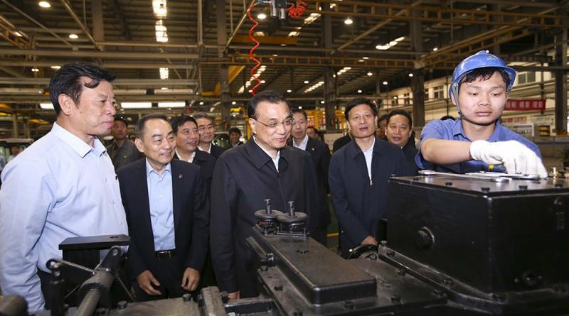 5月8日，李克強在開封中聯重科生產車間考察\中新社
