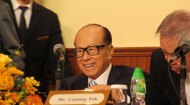 小股東關注李嘉誠的退休計劃，他回應指「隨時可以退休」，即使退休亦可由副主席李澤鉅「頂替」位置，強調「大家放心，退不退休對公司並無太大影響」