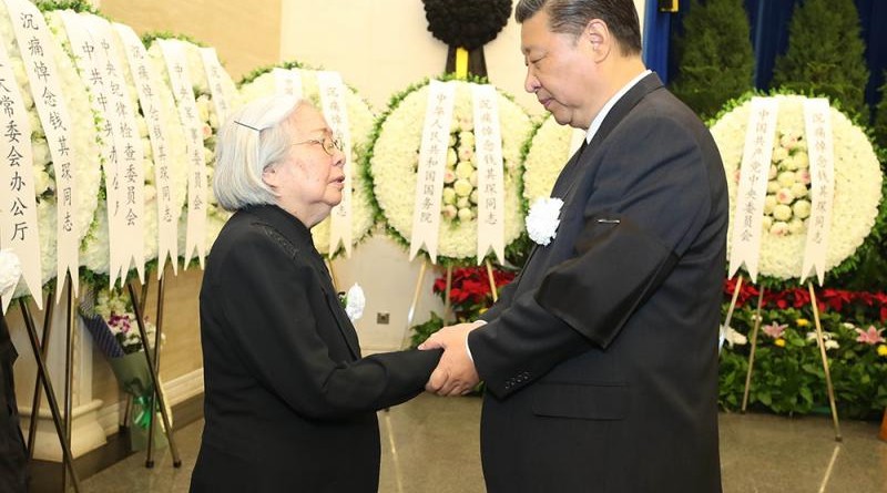 習近平與錢其琛親屬握手，並表示深切慰問/新華社