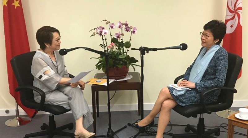 林鄭月娥（左）昨日接受電台訪問，暢談家庭與公職。