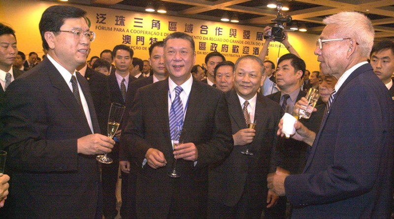 張德江（左）2004年出席「泛珠江三角洲區域合作與發展論壇」，在歡迎晚宴上與各界親切交流\資料圖片