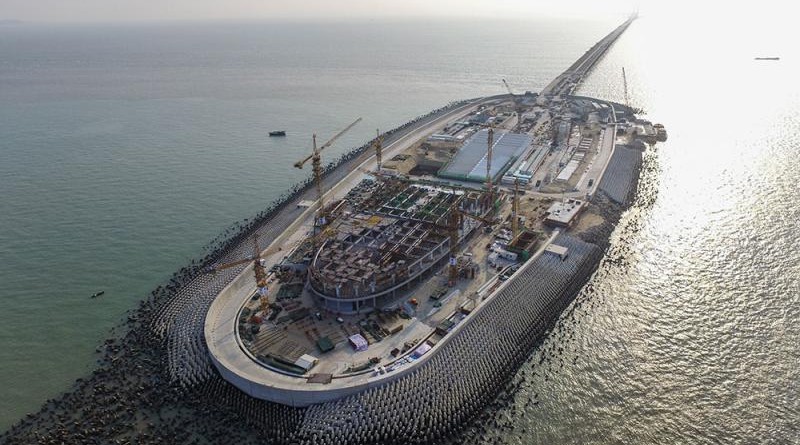 28日鳥瞰建設中的港珠澳大橋西人工島\新華社