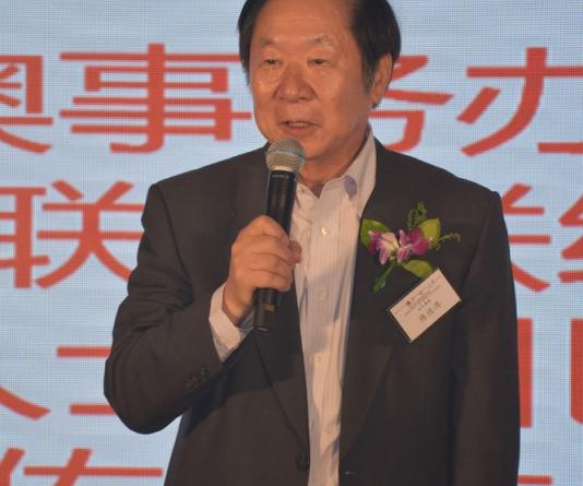 陳佐洱（見圖）親臨現場為年輕人講述自己心中的「香港20年」