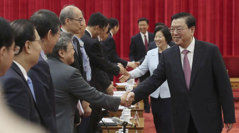 ：全國人大常委會委員長張德江與出席座談會人士握手\中新社
