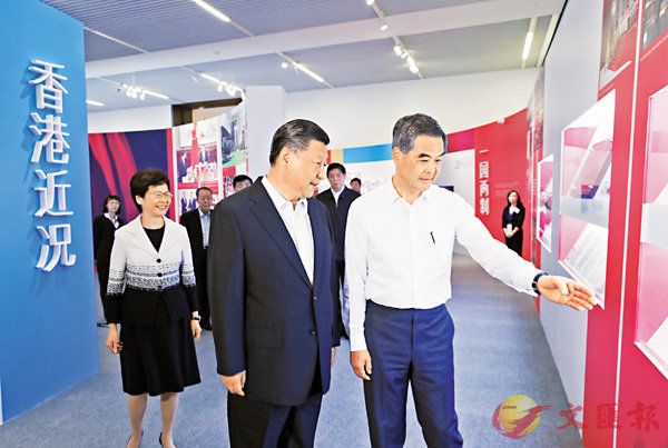 「香港回歸祖國20周年─同心創前路 掌握新機遇」成就展昨日在北京國家博物館開幕，習近平等中共中央政治局七名常委在全國政協副主席、香港特別行政區行政長官梁振英，候任行政長官林鄭月娥等陪同下參觀展覽。 新華社