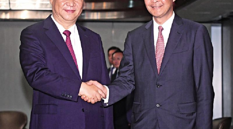 國家主席習近平會見行政長官梁振英，充分肯定他和特區政府過去五年的工作