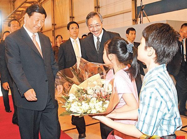 2008年7月，時任國家副主席習近平訪港， 接受香港小學生獻花致意。 資料圖片
