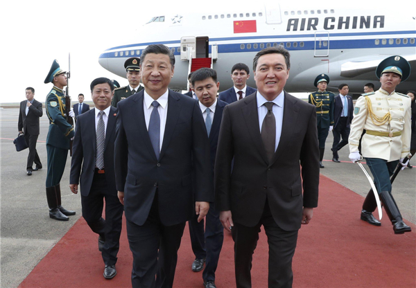 當地時間晚上7時15分，國家主席習近平乘坐的專機抵達阿斯塔納國際機場。新華社