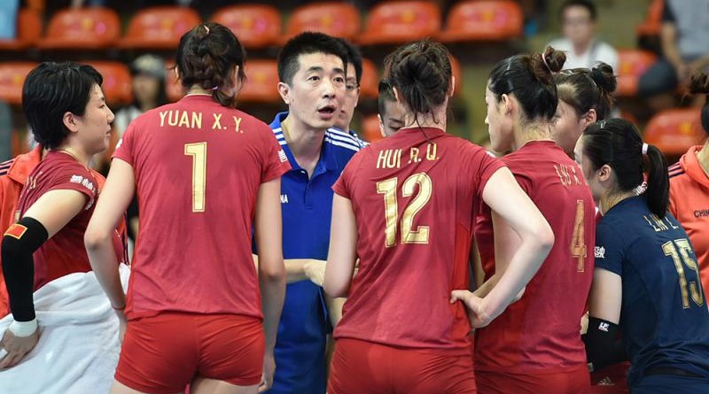 中國女排執行主帥安家傑（左三）帶領球隊征戰瑞士精英賽