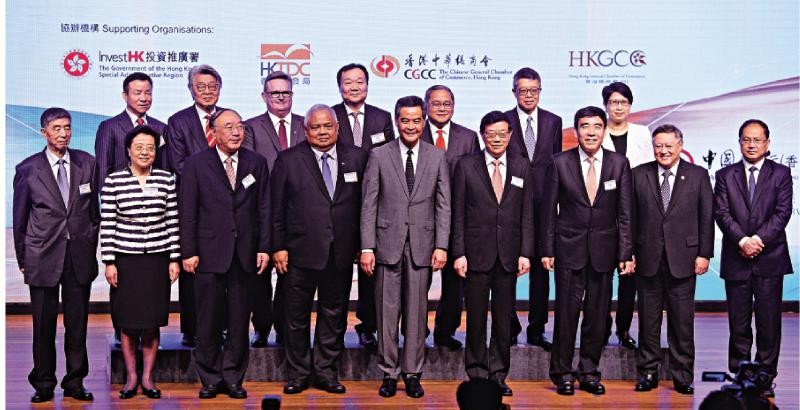 （前排左起）香港大公文匯傳媒集團董事姜亞兵，香港大公文匯傳媒集團副董事長李大宏，外交部駐港特派員公署新聞及公共關係部主任孫振，全國政協文史和學習委員會副主任、香港工會聯合會會長林淑儀，全國政協常委、世界貿易中心協會終身名譽理事伍淑清，香港特別行政區政府發展局局長馬紹祥，香港基本法委員會副主任、「大公之友會」榮譽主席梁愛詩，香港特別行政區政府政務司司長張建宗，香港大公文匯傳媒集團董事長姜在忠，香港特別行政區政府財政司司長陳茂波，全國人大常委會委員范徐麗泰，中央駐港聯絡辦宣傳文體部部長朱文，第十、十一屆全國政協常委、香江國際集團主席楊孫西，全國政協經濟委員會副主任、香港中文大學全球經濟及金融研究所藍饒富暨藍凱麗經濟學講座教授劉遵義，香港中華總商會永遠榮譽會長、霍英東集團行政總裁霍震寰，香港大公文匯傳媒集團副董事長、總經理歐陽曉晴，全國政協文史和學習委員會副主任、金城營造集團主席兼行政總裁王國強