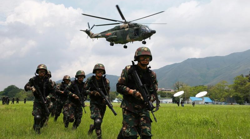 去年5月，駐港部隊舉行聯合訓練，特戰隊員在空地火力掩護下突破障礙前進\資料圖片