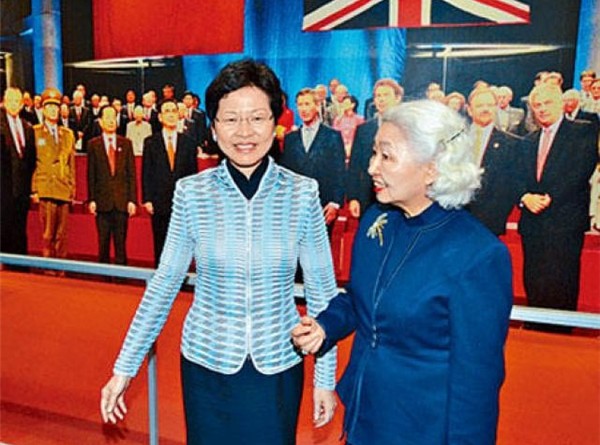 2015年4月，時任政務司司長的林鄭月娥與梁愛詩共同主持《基本法》25周年展覽開幕式。資料圖片