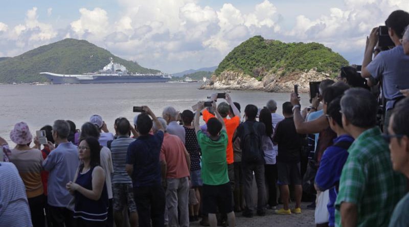 大批市民冒着酷熱天氣為遼寧艦送行/大公報記者林少權攝
