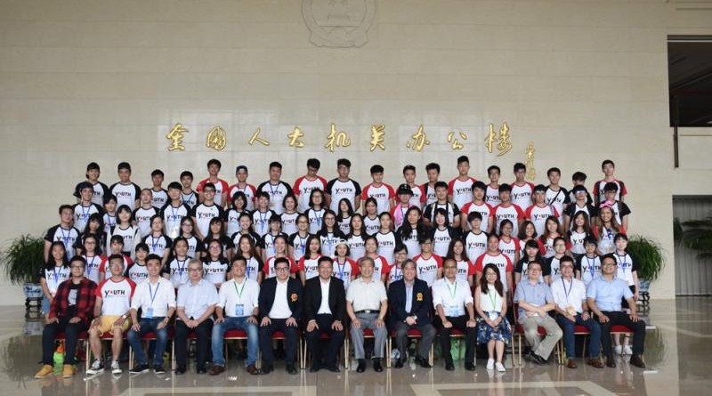 全國人大常委會副秘書長、香港基本法委員會主任李飛接見了參加訓練營的港生，與京港學生來個大合照\大公報記者張寶峰攝