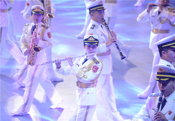 解放軍軍樂團女演奏員正在彩排。