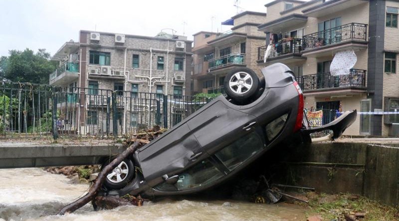 山寮村七人車，被洪水沖落河道「倒樹蔥」/大公報記者周慶邦攝