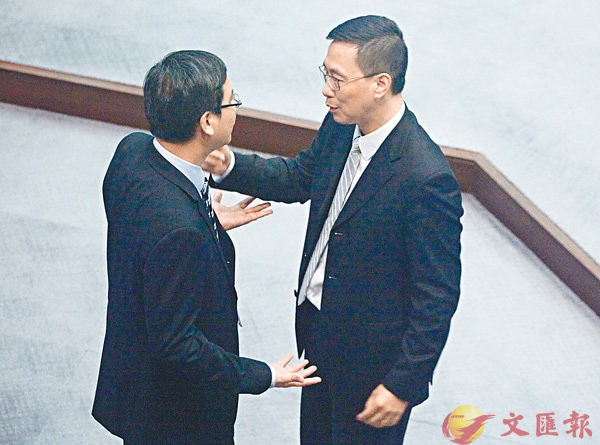 立法會財委會審議教育新資源撥款，教育局局長楊潤雄（右）與教育界立法會議員葉建源在交流審議進度。 香港文匯報記者曾慶威 攝