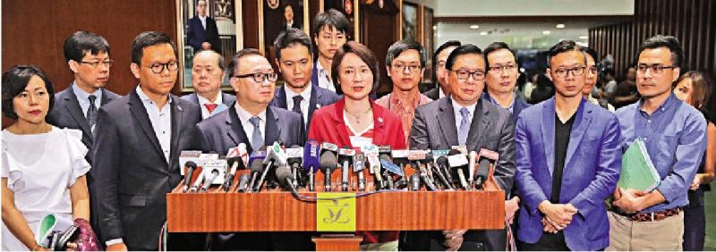 建制派議員對未能順利通過全部八項撥款感到極度遺憾和憤怒，譴責反對派騎劫財委會，犧牲市民利益/大公報記者蔡文豪攝