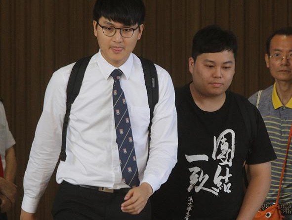 圍堵港大校委會事件，馮敬恩及李峰琦（右）被裁定罪成，兩人准保釋至9月接受判刑。